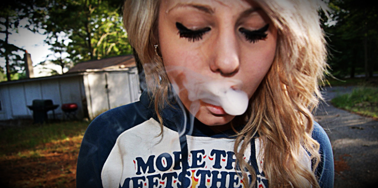 smoking-weed-public-elite-daily-800x400